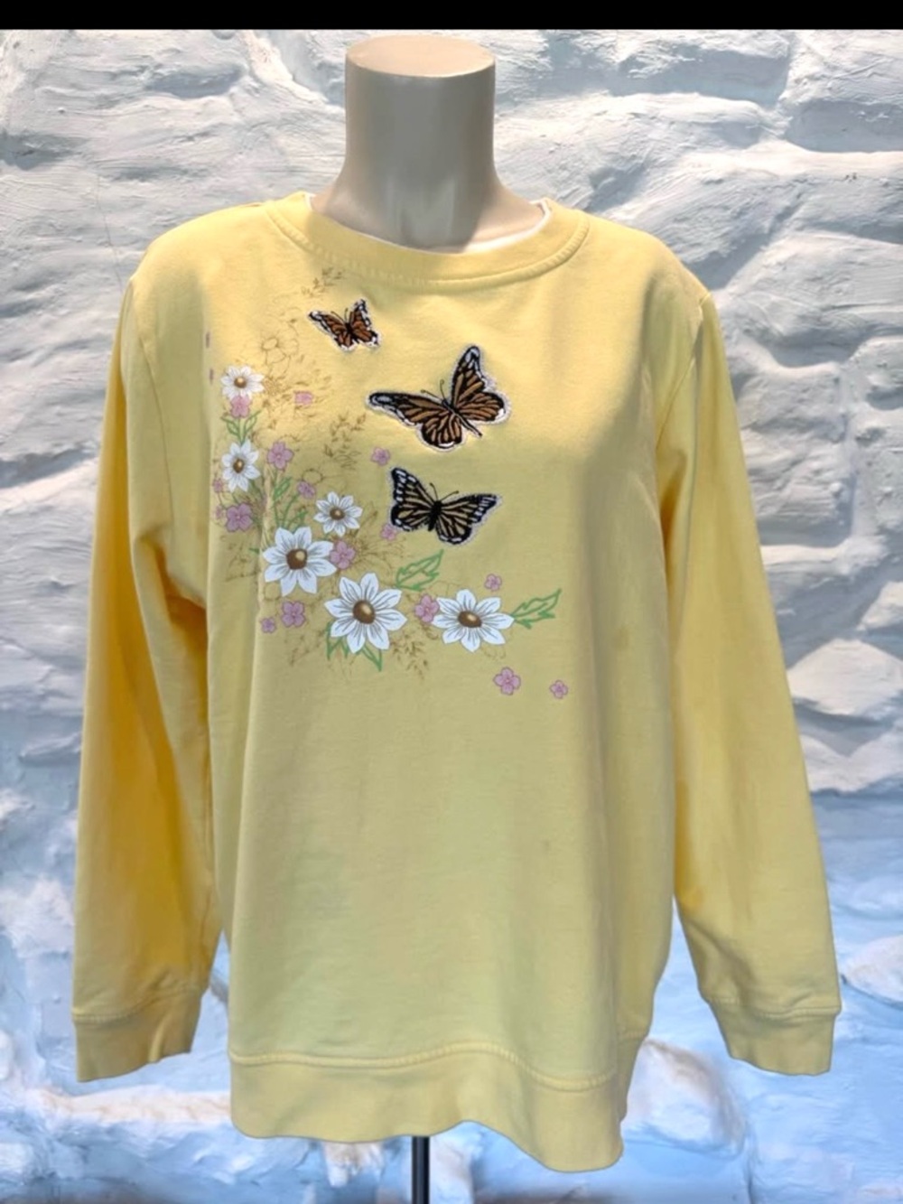 Vintage Butterfly Grannycore
Yellow Crewneck Pullover
Sweatshirt Size Medium